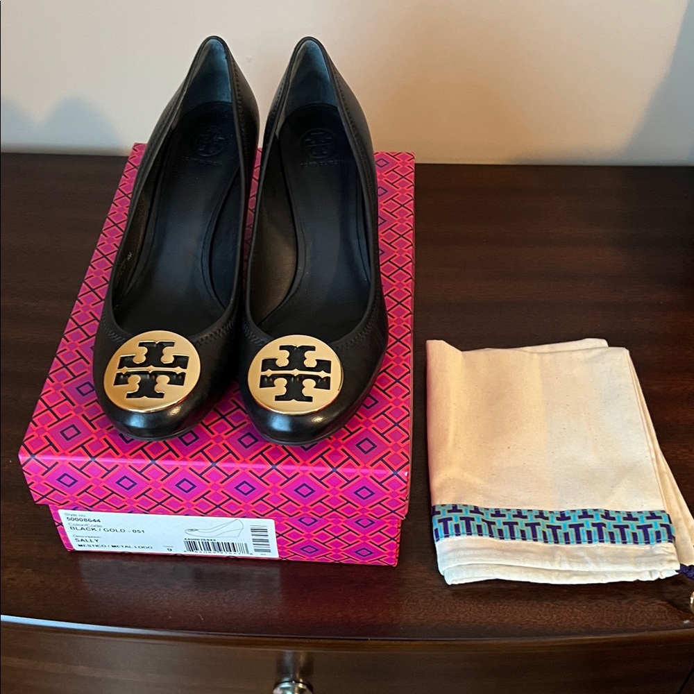 Tory Burch Black Pumps with Gold Emblem